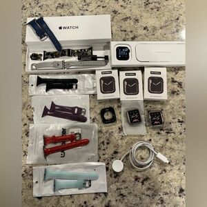 Apple Watch SE (2nd Gen) [GPS 40mm] Smartwatch with Midnight Aluminum Case